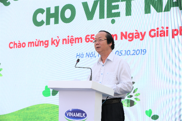 Hơn 60.000 cây xanh và 119.000 ly sữa được Vinamilk dành tặng cho trẻ em Hà Nội