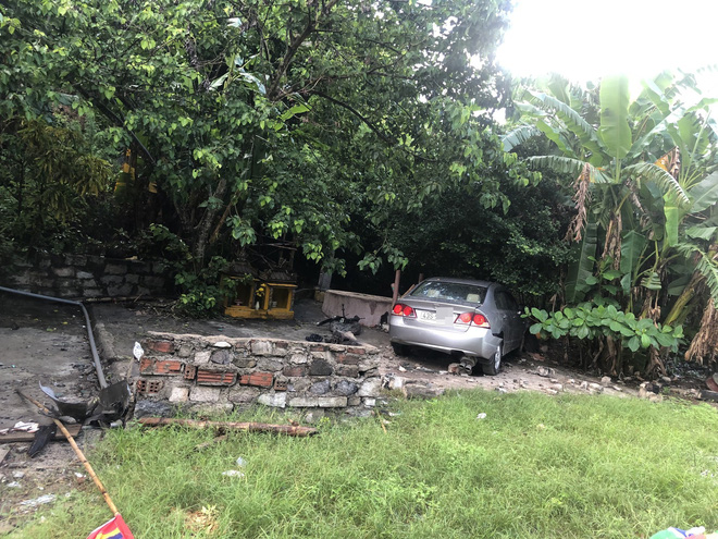 Honda Civic 4 chỗ đâm sập tường miếu Ông Hổ ở Sơn Trà, 2 người bị thương