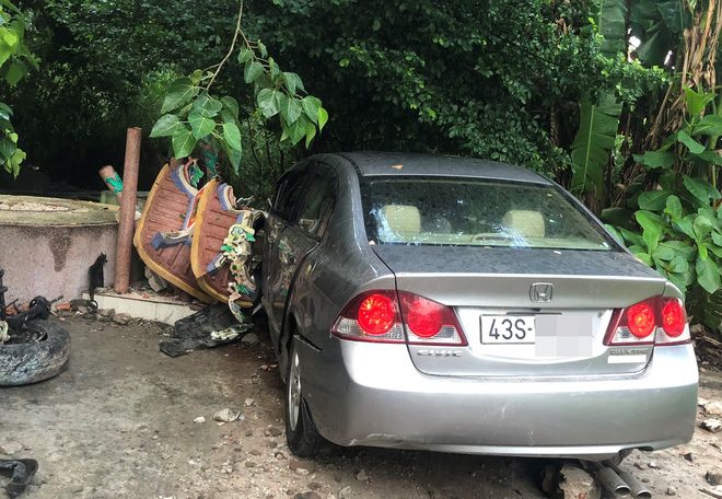 Honda Civic 4 chỗ đâm sập tường miếu Ông Hổ ở Sơn Trà, 2 người bị thương