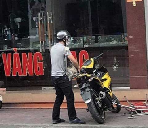 Trao thưởng tài xế điều khiển xe ôtô tông ngã tên cướp tiệm vàng có súng ở Quảng Ninh