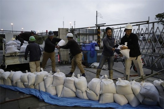 Người dân Nhật Bản 'càn quét' siêu thị, căng mình đối phó với siêu bão mạnh nhất 60 năm qua