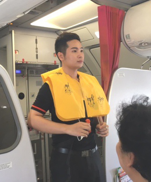 Nữ hành khách bị phạt 8,5 triệu đồng vì trộm áo phao trên máy bay