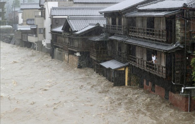 Siêu bão Hagibis tấn công Nhật Bản