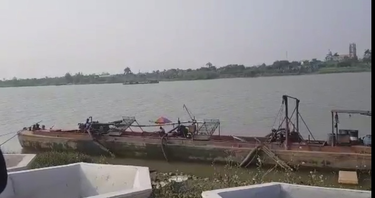 Nam Trực-Nam Định: Cần làm rõ việc nhiều tàu 'lạ' khai thác cát trên sông Hồng