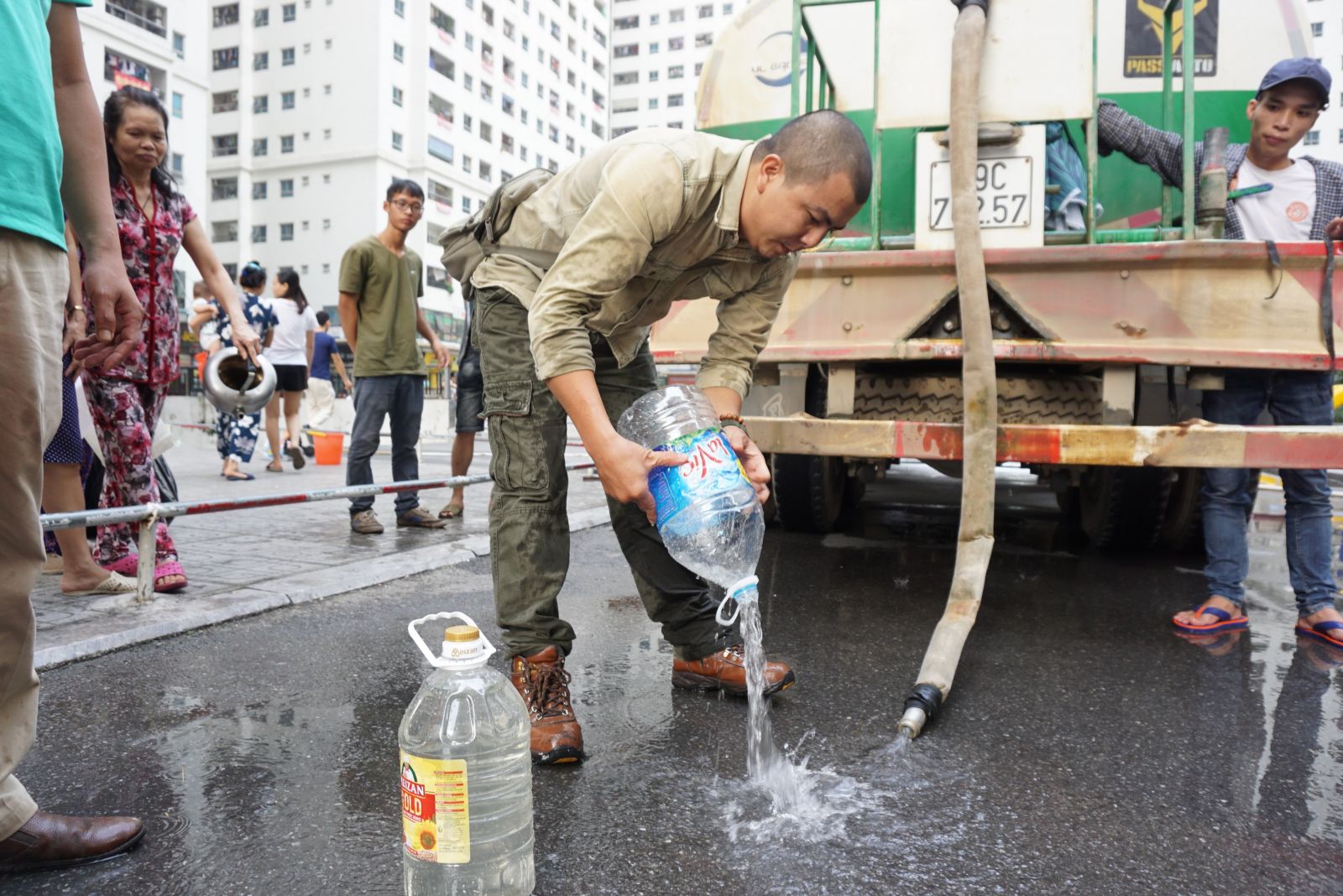 Cư dân Linh Đàm đổ bỏ nước cấp miễn phí có mùi lạ, tự mua nước sạch để dùng