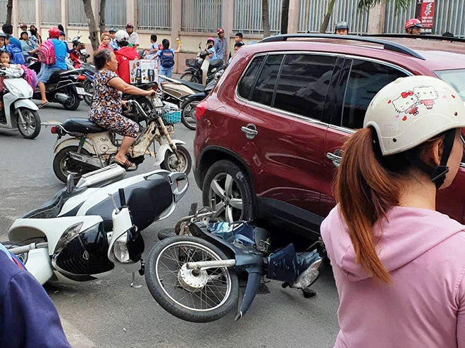 TP.HCM: Nữ tài xế ô tô đâm hàng loạt xe máy của phụ huynh chờ đón con trước cổng trường