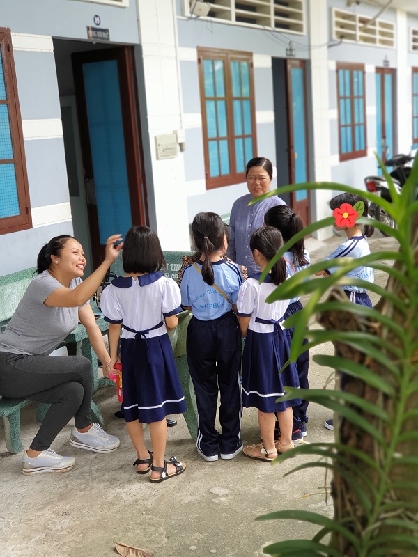 Hạnh phúc của người phụ nữ khi nhận tin nhắn 'Cô ơi, con cưới rồi'