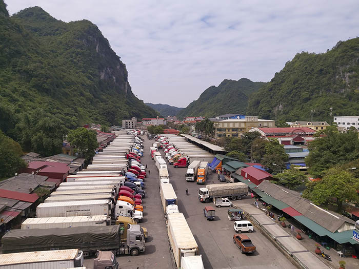 500 xe container ùn ứ nông sản tại cửa khẩu Tân Thanh