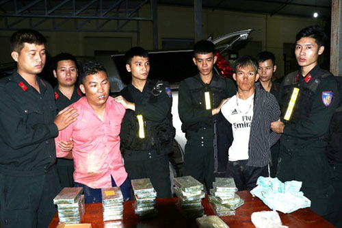 Bắt giữ hai đối tượng vận chuyển 30 bánh heroin, 6.000 viên ma túy tổng hợp ở Hà Tĩnh
