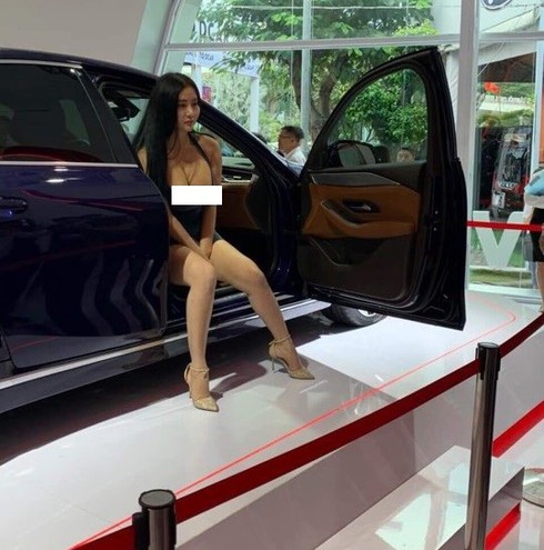 Người mẫu ăn mặc táo bạo, tạo dáng phản cảm tại Vietnam Motor Show 2019 là ai?
