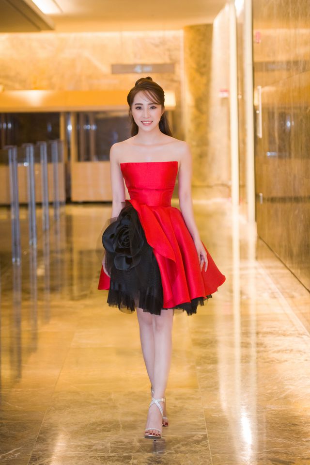 Cô 'Nhã tiểu tam' diện váy như đoá hồng tham dự ra mắt phim cùng Việt Anh