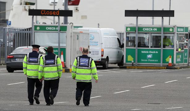 Bắt thêm nghi phạm thứ 5 liên quan đến 39 thi thể trong xe tải ở Anh
