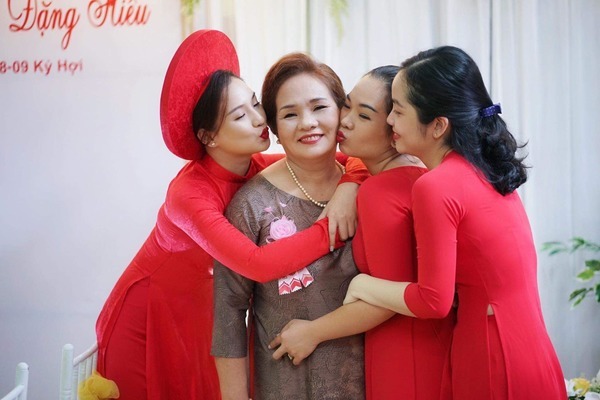 Vợ cố diễn viên Duy Nhân tổn thương, bật khóc vì tin đồn cưới đại gia chạy bầu