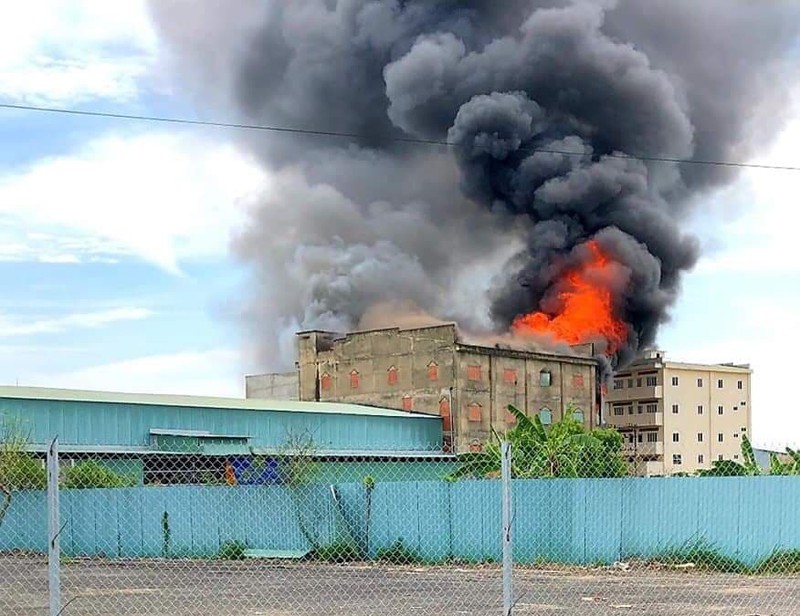 Cháy lớn tại xưởng mút xốp sát khu dân cư ở Sài Gòn