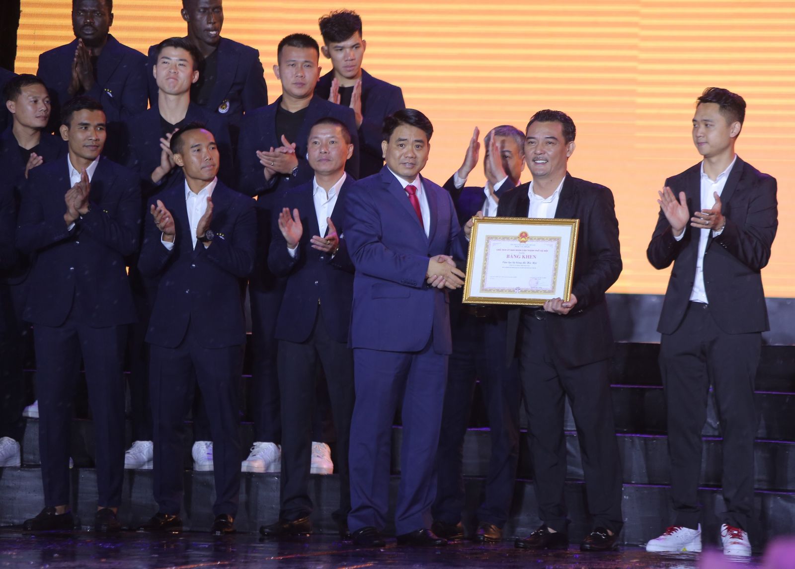 Hà Nội FC dành tặng chức vô địch cho người hâm mộ, đón nhận huân chương lao động hạng Ba