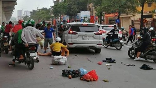 Ô tô 'điên' bất ngờ tăng ga tông hàng loạt xe máy giữa Thủ đô, 5 người bị thương