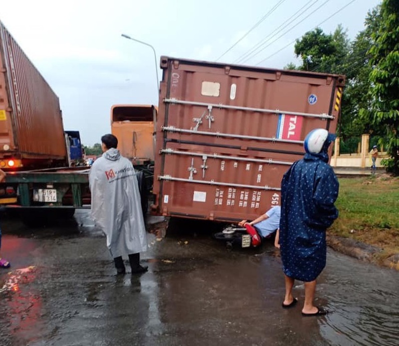 Bình Phước: Thùng container bất ngờ rơi xuống đường, đè 2 vợ chồng tử vong