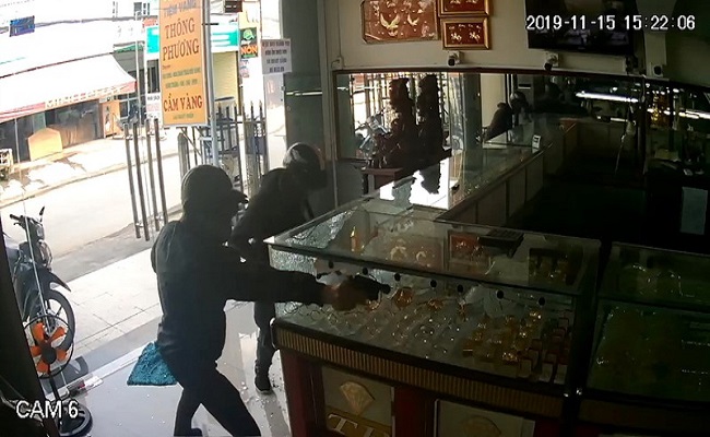 Camera hé lộ điều bất ngờ về nghi phạm nổ súng cướp tiệm vàng ở Hóc Môn