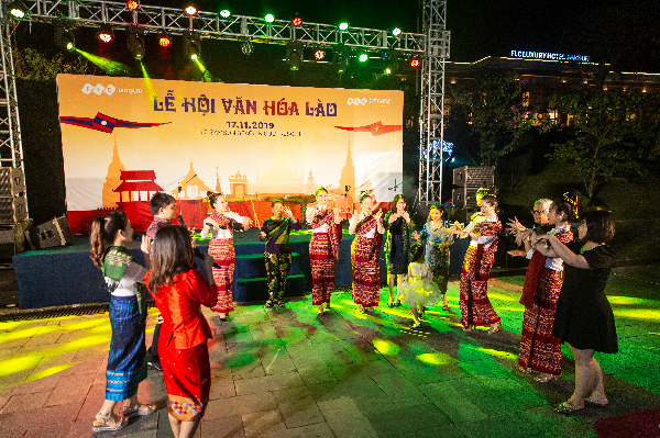 Du khách FLC Sầm Sơn mãn nhãn với đêm Lễ hội Văn hóa Lào
