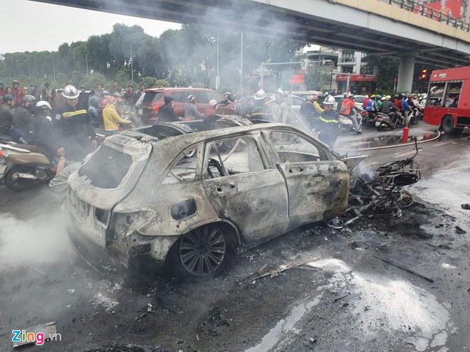 Ôtô Mercedes bốc cháy dữ dội sau tai nạn liên hoàn, một người chết