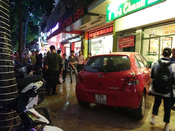 Hà Nội: Nữ tài xế lái ô tô lao vào quán trà chanh trên phố Hàng Bài