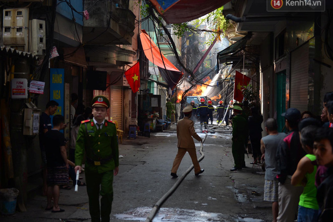 Hà Nội: Xe chở gas phát nổ, hàng trăm người dân hoảng hốt bỏ chạy
