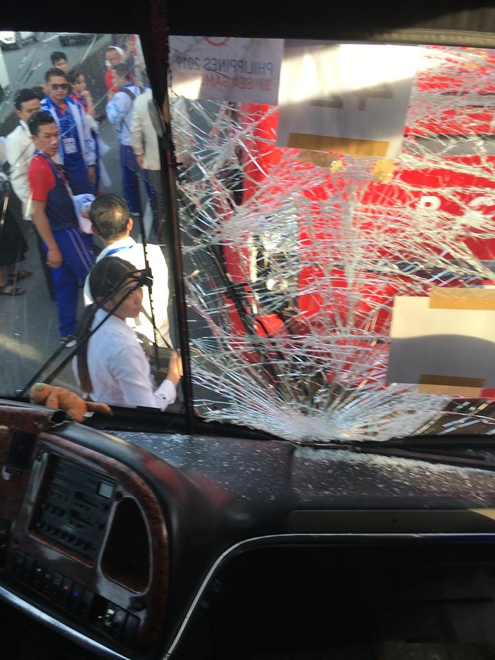 Xe chở đoàn Việt Nam gặp tai nạn trên đường đến khai mạc SEA Games