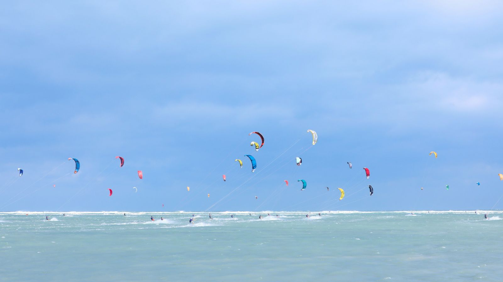 'Đại tiệc' lướt ván diều mãn nhãn diễn ra, biển Ninh Chữ sôi động hiếm thấy