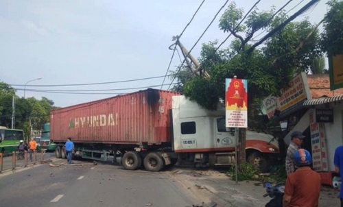 Bình Phước: Xe tải mất lái tông sập nhà dân, 5 người trong gia đình may mắn thoát chết