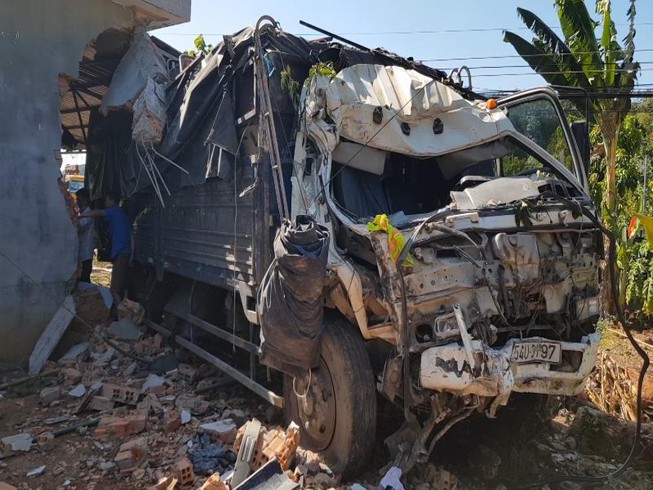 Bình Phước: Xe tải mất lái tông sập nhà dân, 5 người trong gia đình may mắn thoát chết