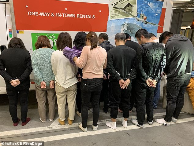 Phát hiện 11 người Trung Quốc trốn trong máy giặt, tủ quần áo để di cư vào Mỹ