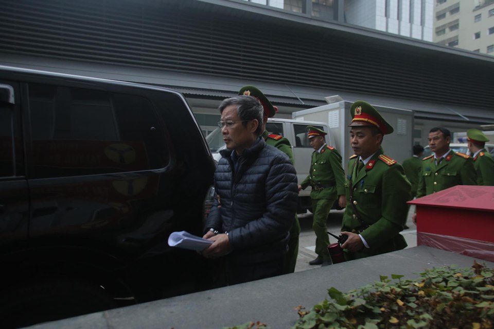 Hai cựu bộ trưởng Trương Minh Tuấn và Nguyễn Bắc Son xuất hiện tiền tụy tại ngày hầu tòa