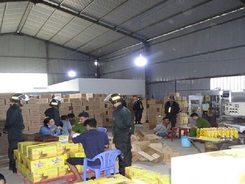 Đồng Nai: Bắt chủ cơ sở làm giả gần 1.600 thùng nước ngọt Number One bán Tết