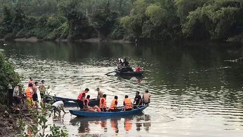 Lật thuyền chở 7 người vãn cảnh trên sông Hoàng Mai, 2 cha con thiệt mạng