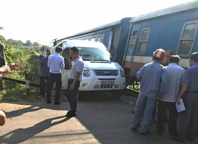 Đồng Nai: Xe khách bị tàu hỏa tông văng, 5 người bị thương