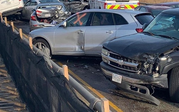 63 ô tô đâm liên hoàn trên đường cao tốc ở Mỹ, 35 người bị thương