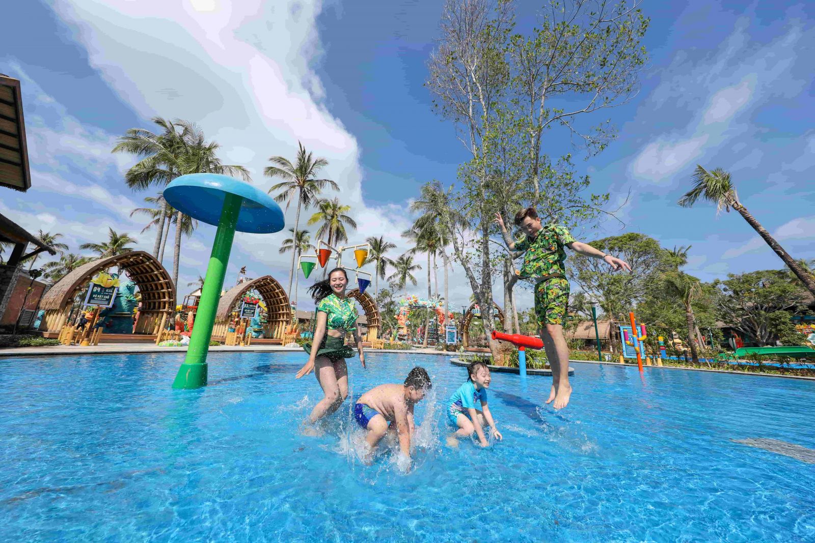 Phú Quốc chính thức ra mắt công viên nước theo chủ đề hiện đại nhất Đông Nam Á