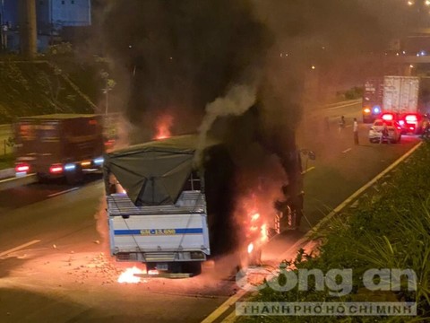 TP.HCM: Xe tải chở trái cây cháy ngùn ngụt trong hầm chui