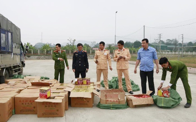 Bắt giữ vụ vận chuyển trái phép gần 1,1 tấn pháo nổ trên cao tốc Nội Bài - Lào Cai
