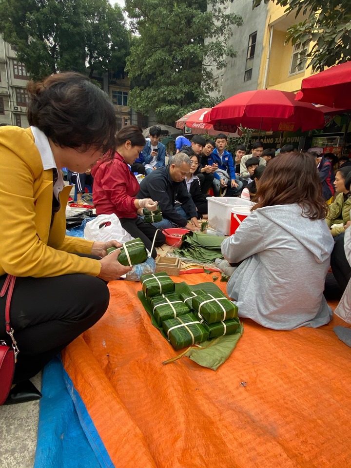 Học sinh trường THPT Trần Thánh Tông vui gói bánh chưng - tưng bừng đón tết