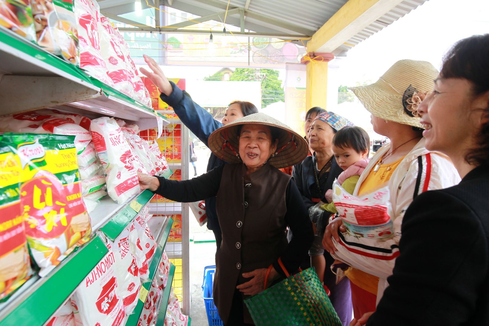 Hapro tổ chức điểm bán hàng theo mô hình 'chợ Tết' tại huyện Ứng Hòa nhân dịp Tết Nguyên đán Canh Tý 2020
