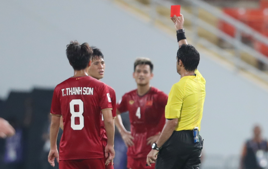 Đình Trọng bị treo giò trận gặp Malaysia tại vòng loại World Cup 2022