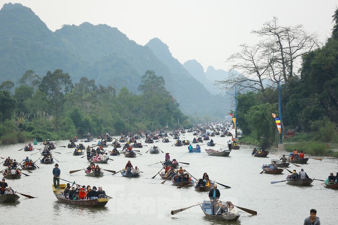 Du khách ùn ùn đổ về Chùa Hương trước giờ khai hội