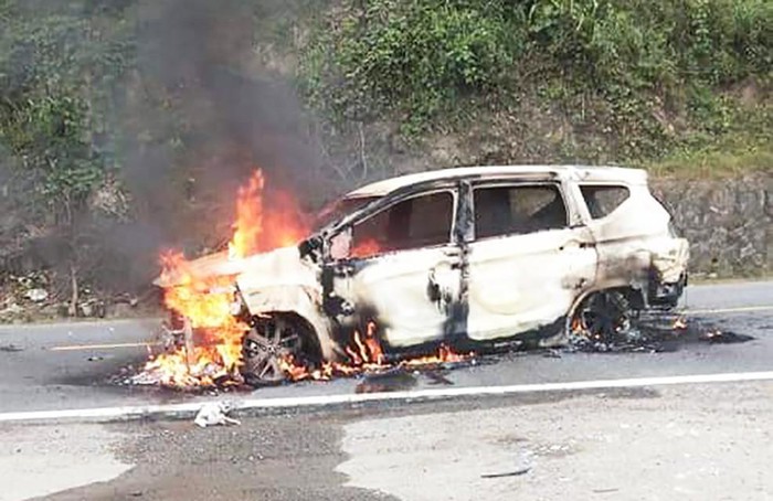 Ô tô 7 chỗ phát nổ rồi bốc cháy, hai người thiệt mạng ở Quảng Nam
