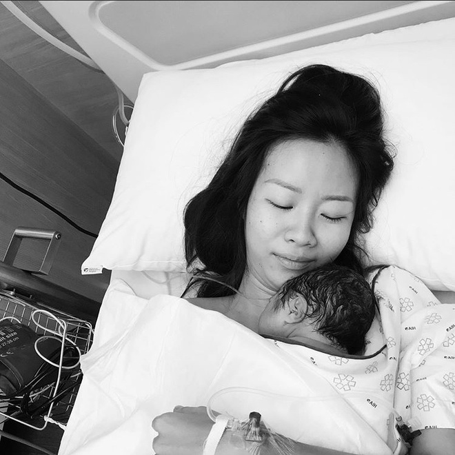 Sau gần 1 tháng sinh, Rapper Suboi lần đầu khoe diện mạo con gái đầu lòng