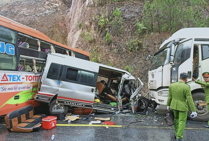Tai nạn kinh hoàng giữa 2 xe khách và xe đầu kéo, 6 người thương vong
