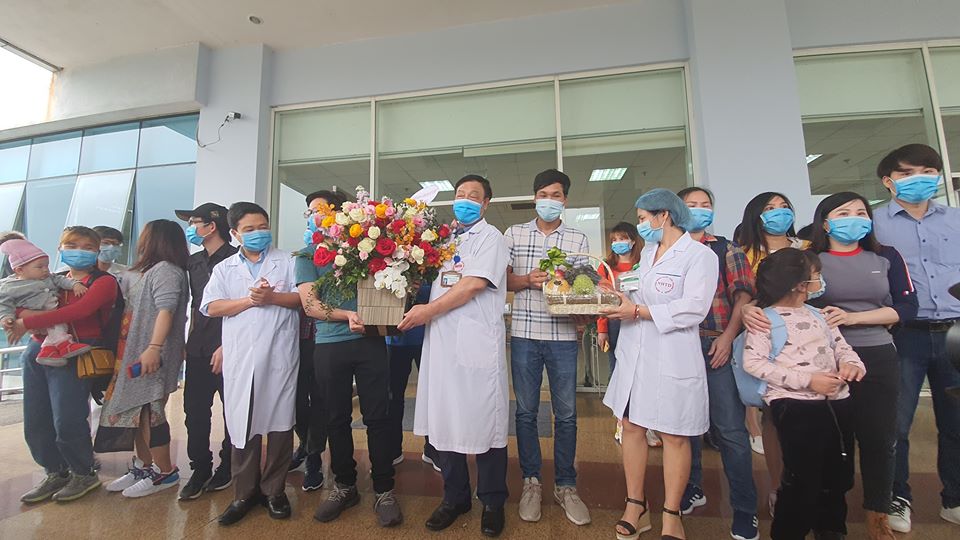 30 công dân Việt Nam trở về từ Vũ Hán được ra viện sau khi hoàn thành 21 ngày cách ly