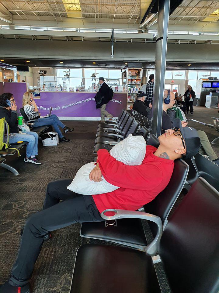 Tuấn Hưng đăng ảnh ngủ tại sân bay sau khi vợ bày tỏ thái độ bức xúc trên trang cá nhân