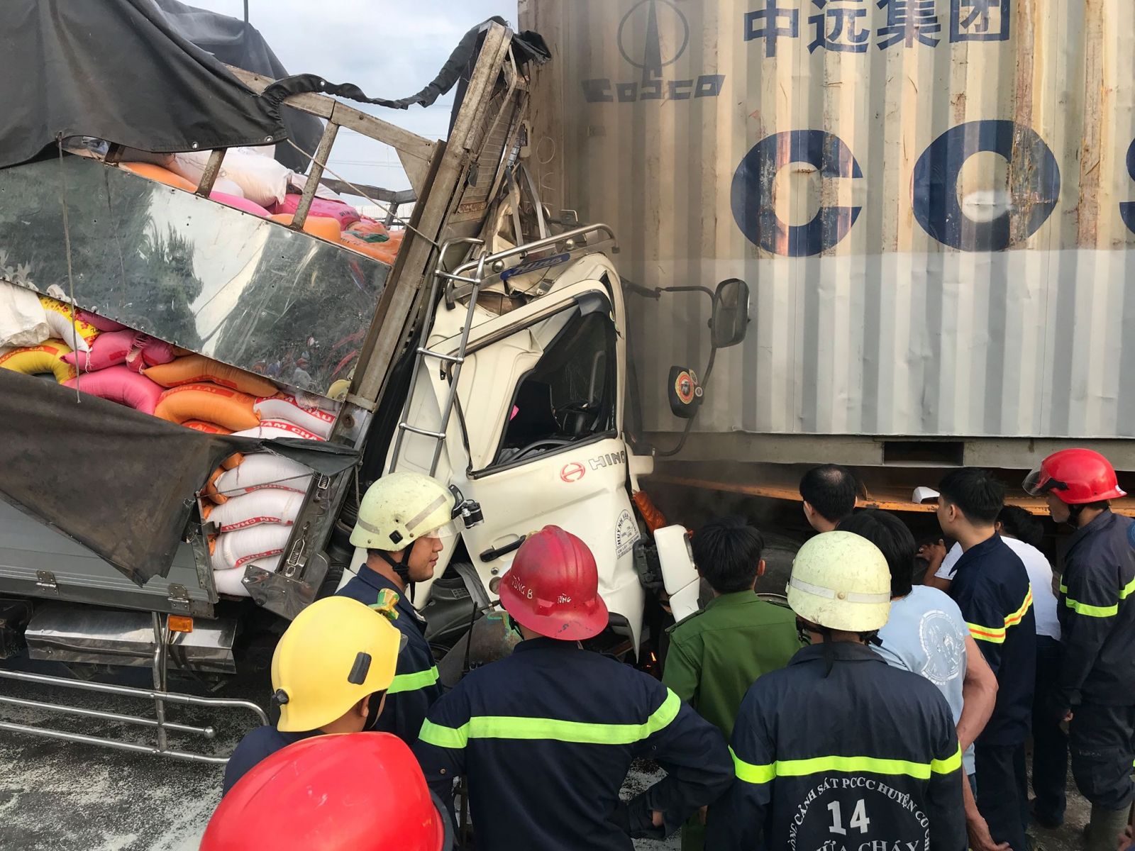 TP HCM: Xe tải húc đuôi container, 3 người tử vong, 1 người bị thương