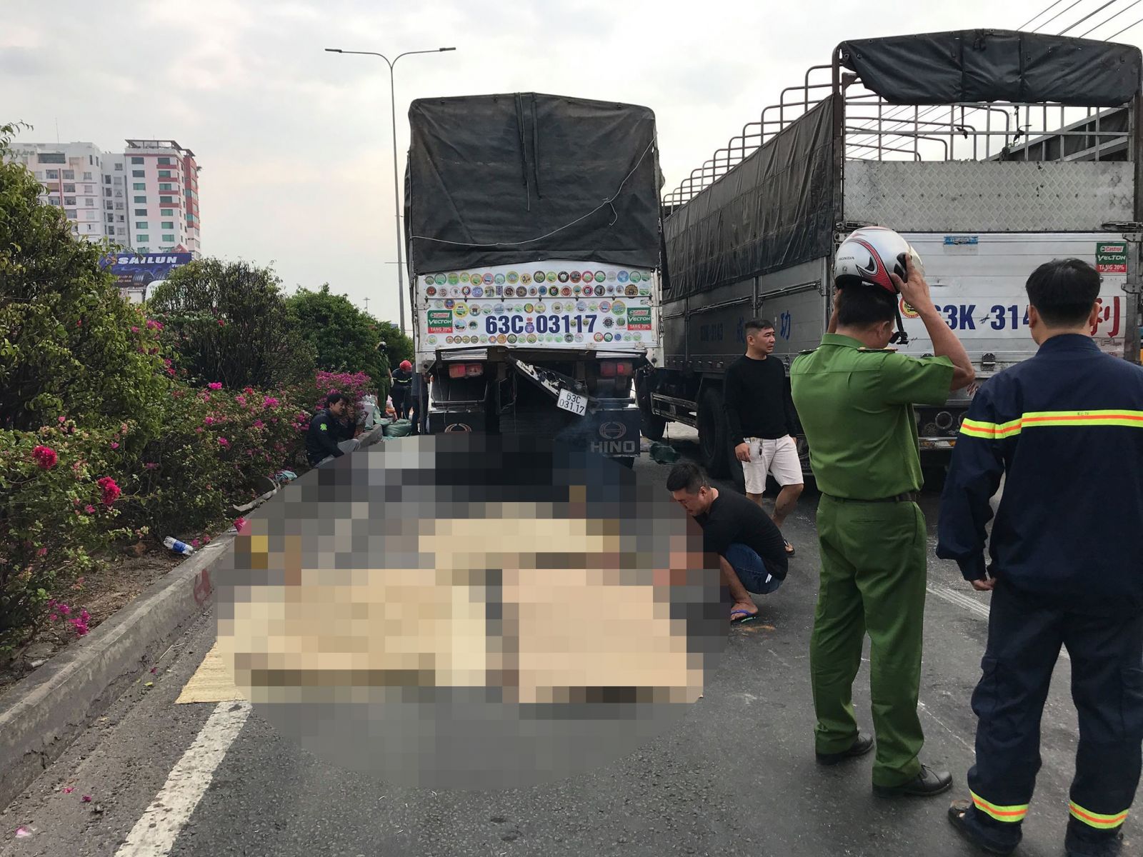 TP HCM: Xe tải húc đuôi container, 3 người tử vong, 1 người bị thương